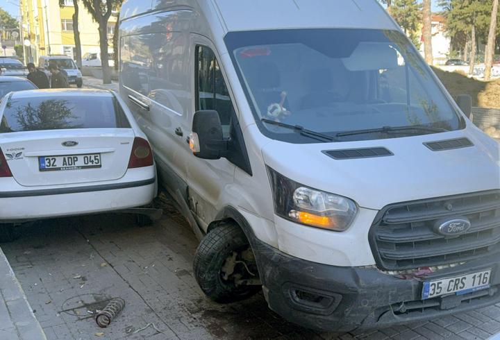 Kontrolden çıkan minibüs park halindeki 4 araca çarptı