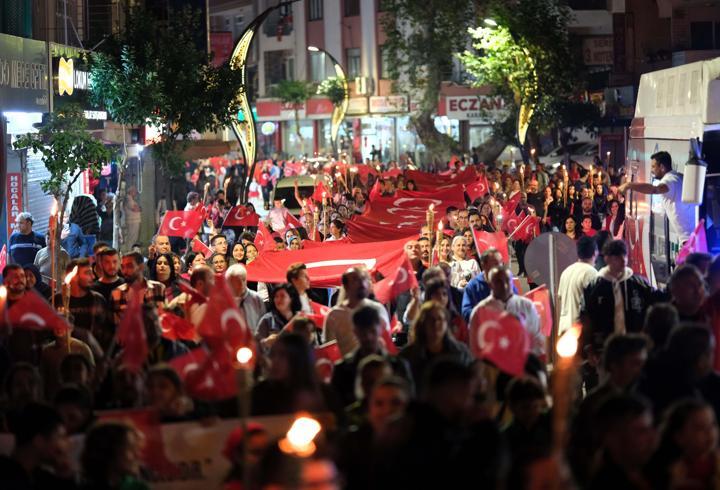 200 metrelik bayrakla fener alayı