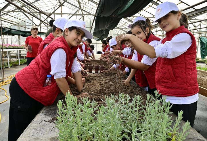 İzmir'de çocuklar tarımı, 'Lider Çocuk Tarım Kampı'nda öğrendi