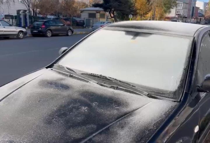 Ardahan’da hava eksi 10 dereceye düştü, kırağı oluştu