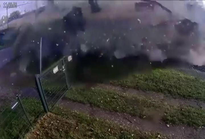 Korku dolu anlar! Yolcu treni geçitte kalan tırı biçti