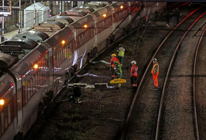 İngiltere'de trende bıçaklı saldırı: Çok sayıda yaralı, 2 gözaltı