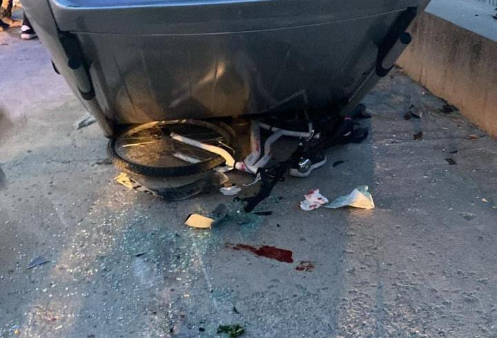 Otomobil, kaldırımda bisiklet süren Emir'in üzerine devrildi