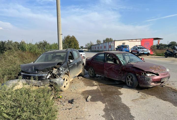 İzmir'de çarpışan 2 otomobilin sürücüleri yaralandı