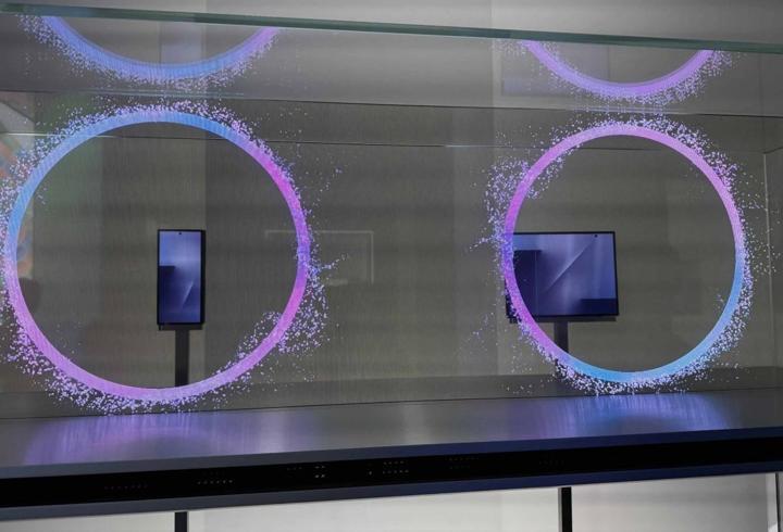 Samsung’un üç katlı telefonu vitrinde gözüktü
