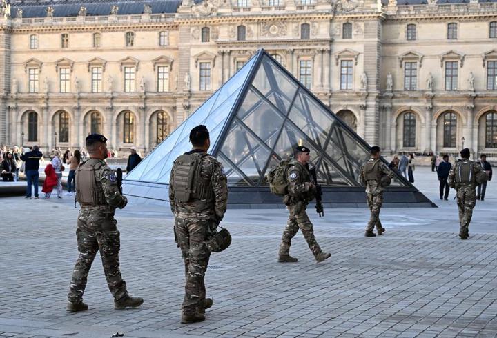 Louvre Müzesi'ni 'amatör hırsızlar' soymuş: Dikkat çeken yeni detaylar!