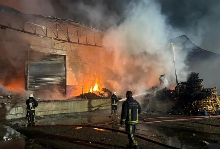 Antalya'da paketleme fabrikasında yangın
