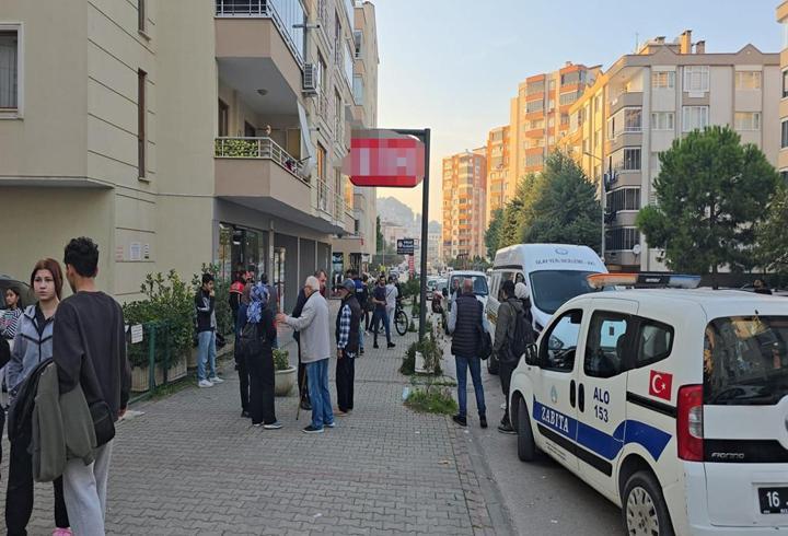 Eski eşini göğsünden bıçakladı, polisi arayıp teslim oldu