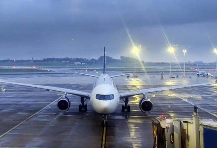 Avrupa'nın kalbinde uçuşları durduran 'dron' alarmı! Havalimanı kilit...