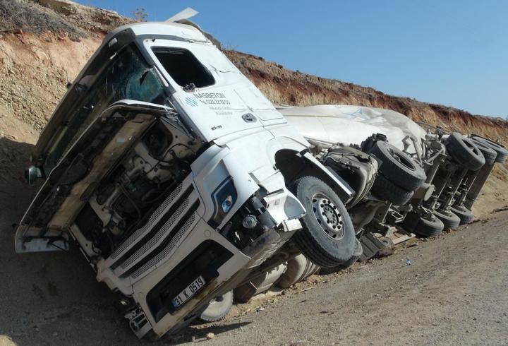 Kilis'te zircirleme kaza; beton mikseri devrildi