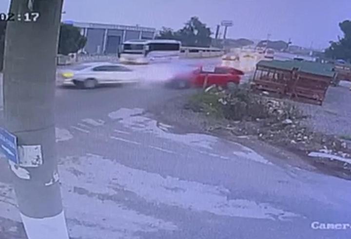 İzmir'de iki otomobil çarpıştı: 2 ölü