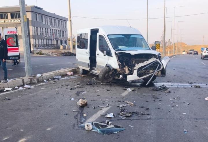 Şırnak’ta servis minibüsü ile hafif ticari araç çarpıştı