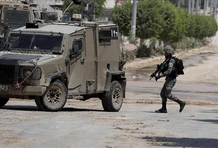 İsrail, Suriye'ye saldırdı! Köylerde yol kontrol noktaları kurdu