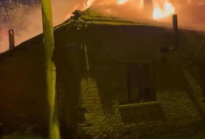 Turgutlu’da alevlere teslim olan iki evde hasar oluştu