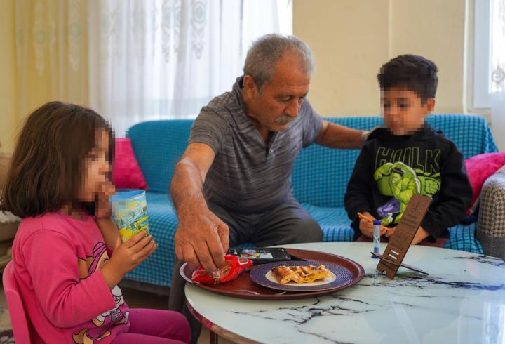 Hayatını 3 torununa adayan dedeye evden tahliye şoku