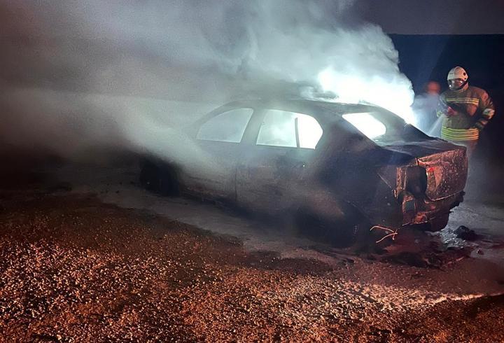 Hatay’da seyir halindeki otomobil yandı