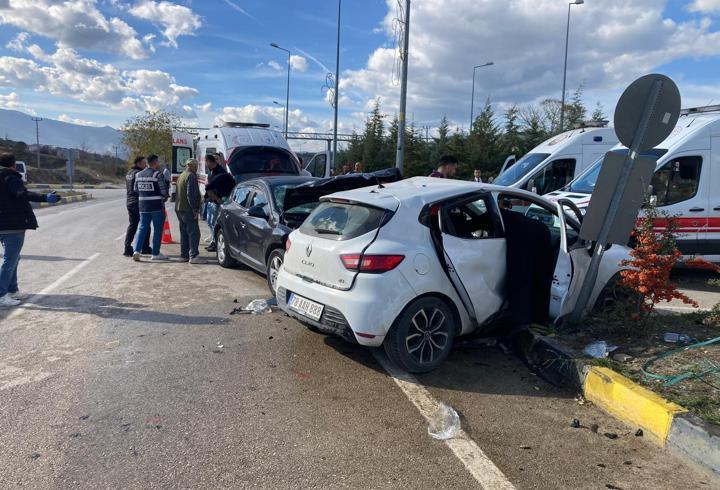 Kavşakta otomobiller çarpıştı: 7 yaralı