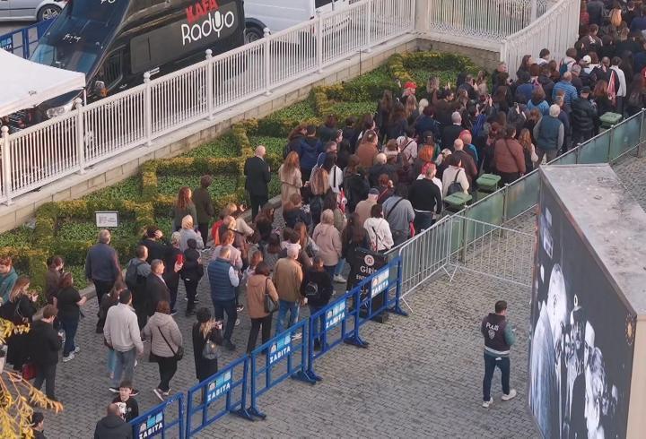 İstanbul- Dolmabahçe'de oluşan yoğunluk havadan görüntülendi