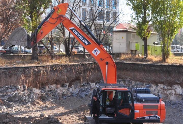 İş makinelerinin üzerinde Ata'ya saygı duruşu