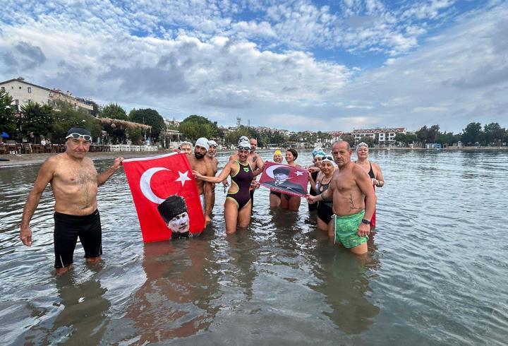 Datça’da denizde Ata'ya saygı