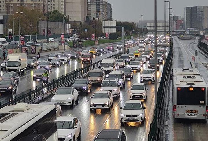 Yağmur etkili oldu: Megakentte trafik kilit!