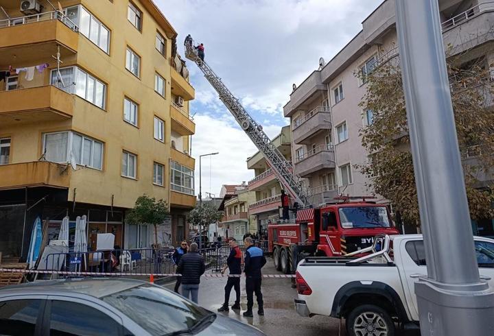 Gelibolu’da sağanak nedeniyle 5 katlı binanın çatısında hasara oluştu