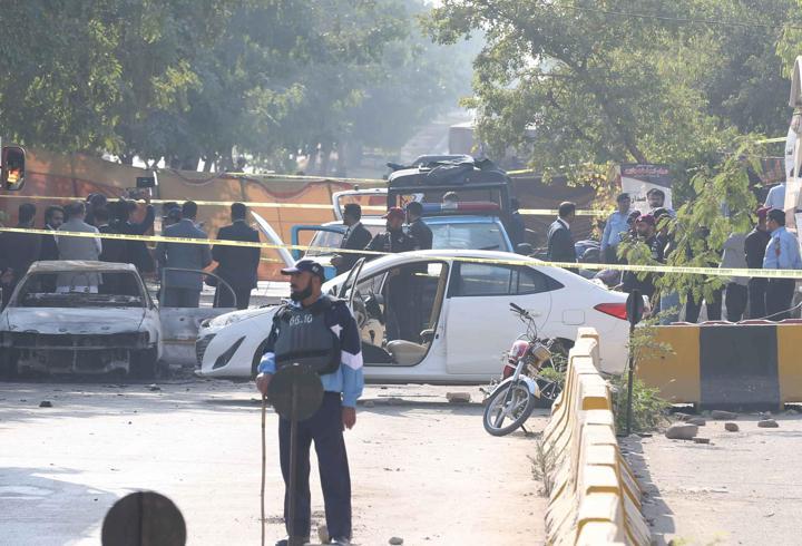 Pakistan'da intihar saldırısında en az 12 kişi hayatını kaybetti