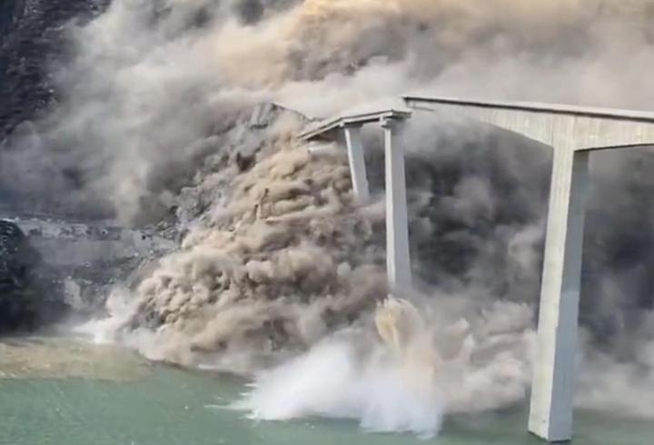 Çin'deki 758 metrelik köprüde kısmi çökme: O anlar kamerada!