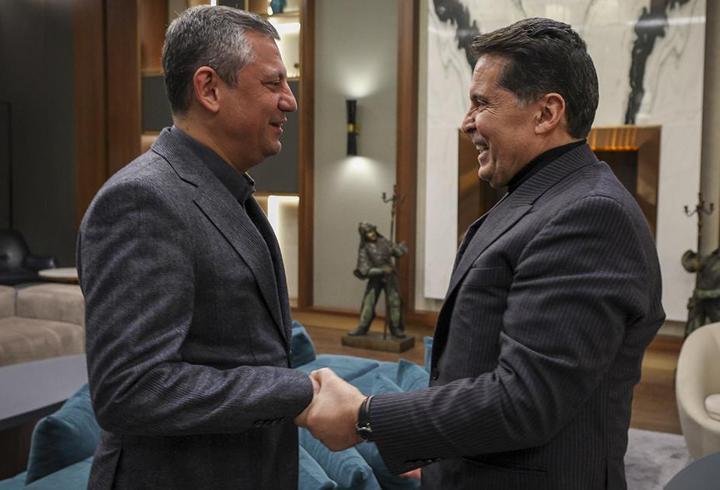 CHP Lideri Özgür Özel cezaevinden tahliye olan Ahmet Özer ile buluştu