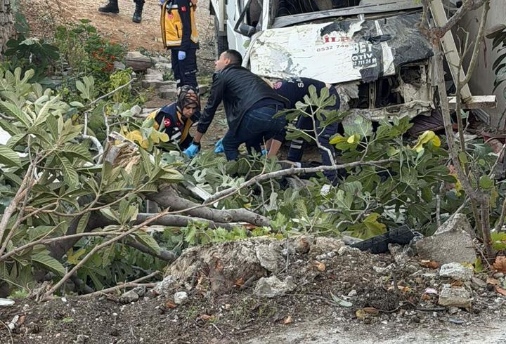Denizli'de kamyonet evin bahçesine uçtu; 1 ölü, 3 yaralı