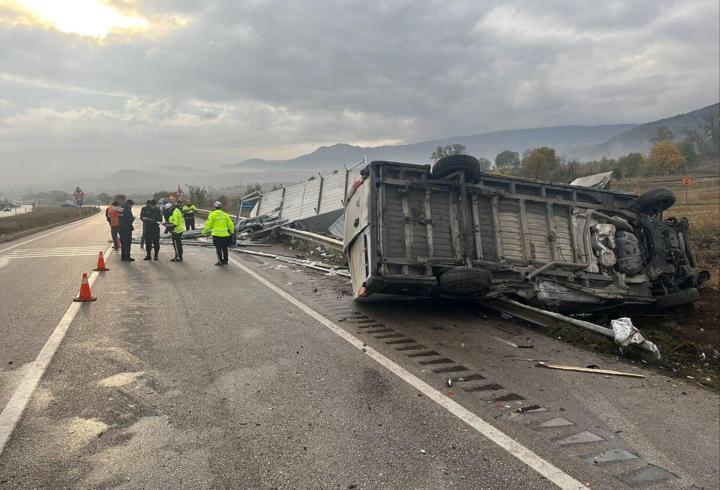 Tokat’ta minibüs, kamyonete çarptı: 1 yaralı