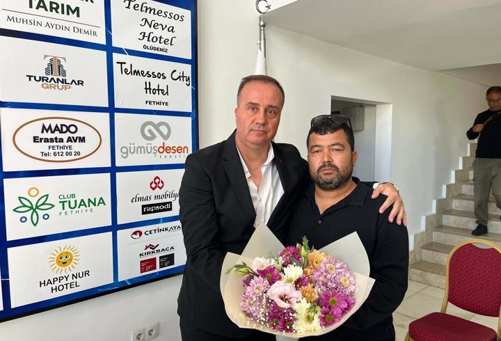 Fethiyespor'da Dinçel'e çiçekli veda