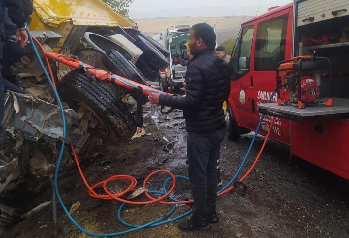 Şanlıurfa'da kamyonlar çarpıştı: 1 ölü, 1 yaralı
