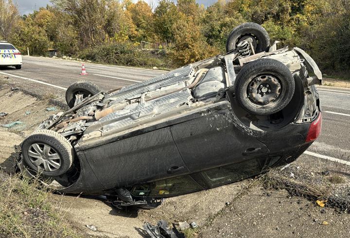 Karabük'te devrilen otomobildeki 2 kişi yaralandı