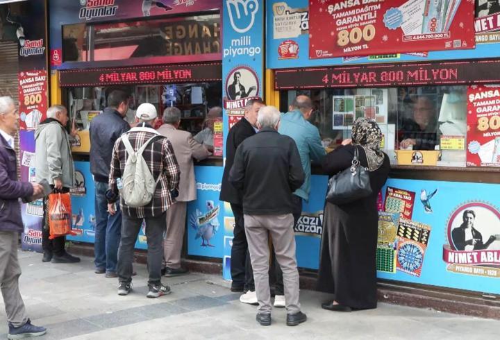 Milli Piyango yılbaşı biletleri için tarihi Nimet Abla gişesi önünde yoğunluk oluştu