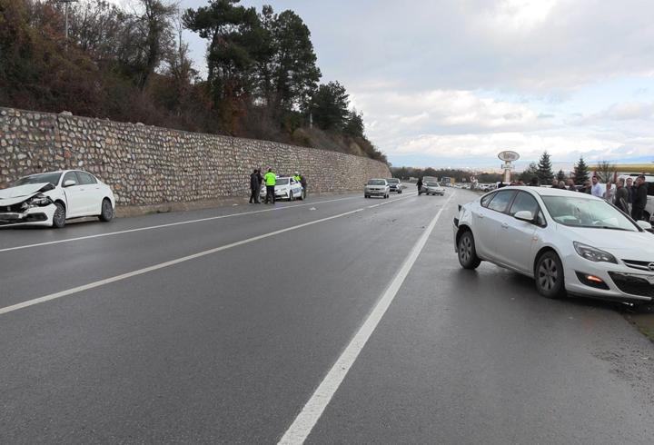3 otomobil çarpıştı; 3 yaralı