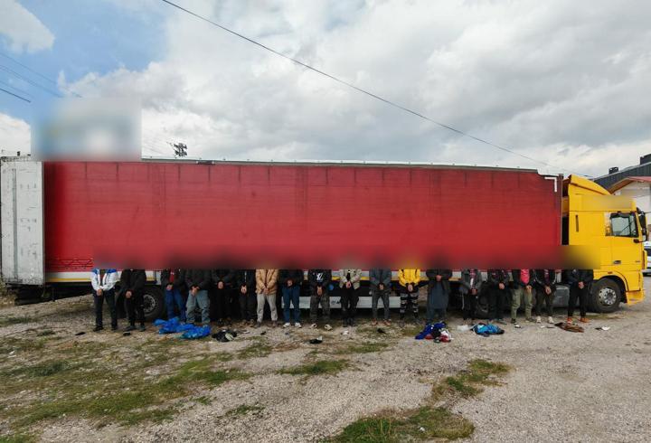 TIR dorsesinde 18 kaçak göçmen yakalandı