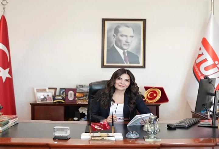 Öğretmen ataması başvuruları başlıyor. 15.000 sözleşmeli öğretmen ataması başvuruları Heyecanla beklenen sürece ilişkin kılavuz, Milli Eğitim Bakanlığı (MEB) tarafından yayımlanmıştı. Şimdi birçok kişi, 24 Kasım Öğretmenler Günü yaklaşırken arama motorlarında yaptıkları sorgulamalara hız verdi. Peki, 15.000 öğretmen ataması başvuruları ne zaman? Sözleşmeli öğretmen ataması başvuruları ne zaman başlıyor, nereden yapılır?1