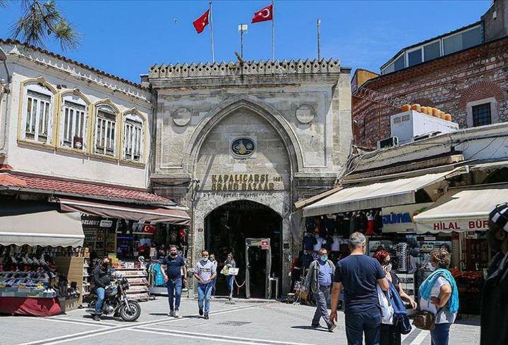 Dijital dünyanın hızlı yükselişine rağmen Türkiye'de tablo değişmedi. Televizyon hâlâ en çok izlenen ve en çok güvenilen mecra. RTÜK'ün Medyametre araştırması işte bu gerçeği ortaya koydu. Diziler, haber bültenleri ve eğlence programları ekranda rekor üstüne rekor kırıyor. Peki, Türkiye neden hâlâ ekran başında? Ceren Nazan Tekin ve Bilal Şahan'ın haberi.1