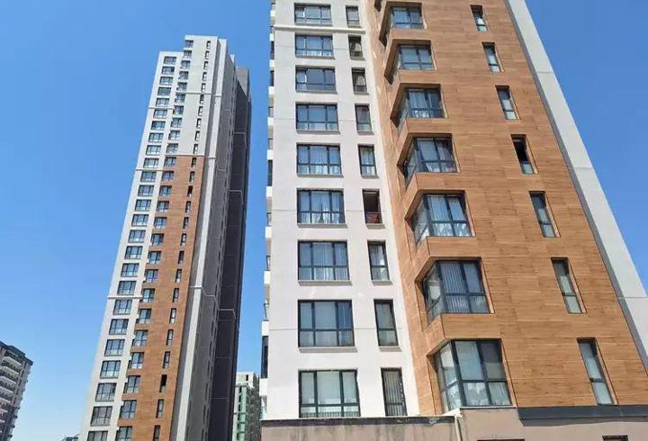 TOKİ 500 Bin Konut başvuru ödemelerinin yapıldığı bankalar vatandaşlar tarafından merak konusu oldu. Bugün, TOKİ 500 Bin Sosyal Konut Projesi başvuruları herkes için açıldı. Binlerce kişinin ev sahibi olmak için yoğun ilgi gösterdiği proje için e-Devlet üzerinden yapılan başvurular 18 Aralık’ta, banka şubesi başvuruları ise 19 Aralık’ta sona erecek. Peki, TOKİ başvuru ödemesi nasıl yapılır? TOKİ 500 Bin Konut Projesi ödemeleri nereye yatırılır, hangi bankalara? İşte TOKİ 500 bin konut başvuru öd