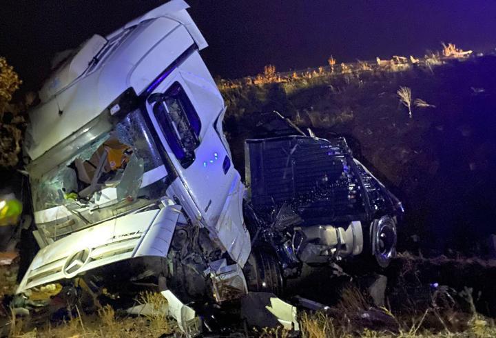 Malatya'da şarampole devrilen TIR'ın sürücüsü öldü
