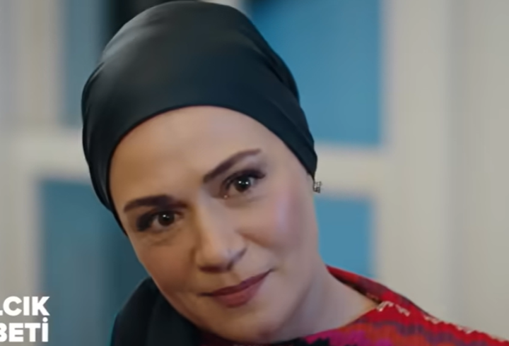 Sevilen yemek yarışması MasterChef'te eleme gecesinin ardından kaptanlık oyunu oynandı. Kaptanlık oyununu kazanan yarışmacılar haftanın yeni takımlarını belirledi. Peki MasterChef'te kaptanlık oyununu kim kazandı? Mavi ve kırmızı takım kaptanları kimler oldu?
3