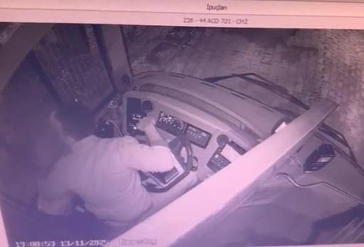 Ankara'da yarın düzenlenecek program nedeniyle bazı yollar bugün saat 21.00'den itibaren araç trafiğine kapatılacak.
1