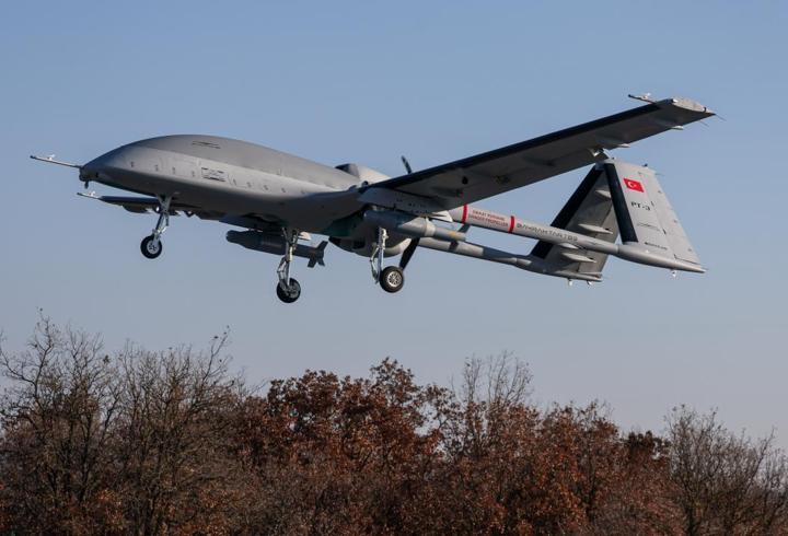 Makine ve Kimya Endüstrisi, Türk Silahlı Kuvvetleri başta olmak üzere uluslararası iş ortaklarına yönelik teslimatlarına hız kesmeden devam ediyor. Bu kapsamda son bir hafta içinde Kara Kuvvetleri Komutanlığı'na; çok namlulu roketatar, keskin nişancı tüfeği, bombaatar ve delici mühimmat teslim edildi. Ayrıca İtalya ile de ortak mühimmat üretimine yönelik anlaşma imzalandı.1