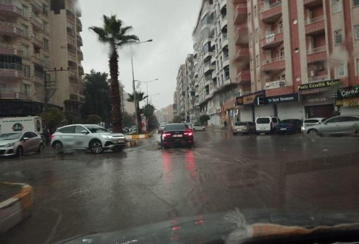 Mardin'de sağanak; dereler taştı, yollar göle döndü
