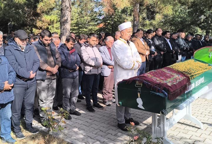 Gıda zehirlenmesi şüphesiyle ölen anne ile 2 çocuğu toprağa verildi