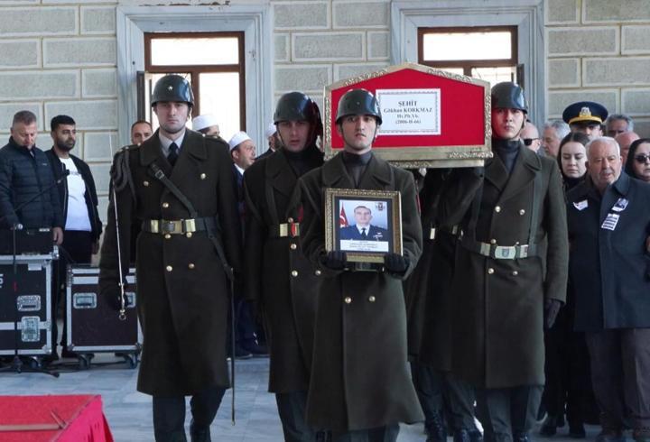 İzmir'in Menemen ilçesinde Şule Çörekçi (52), evinde çıkan yangında hayatını kaybetti. Yangında, Çörekçi'nin evde beslediği 30 kedisi de öldü.1