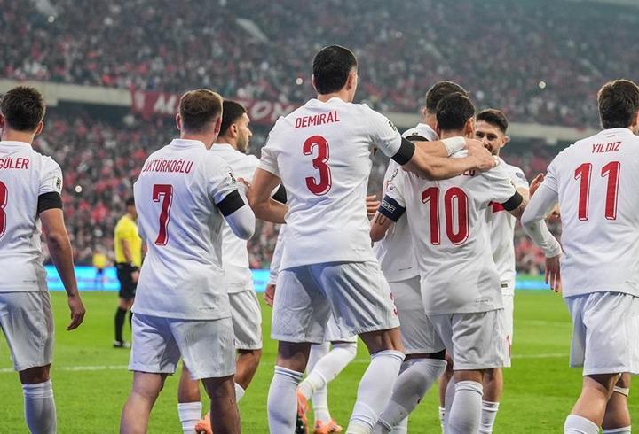 İspanya Türkiye milli maç öncesi heyecan dorukta. İspanya Türkiye milli maçına sayılı günler kala futbolseverlerin heyecanı giderek artıyor. 2026 FIFA Dünya Kupası Elemeleri kapsamında oynanacak bu kritik karşılaşma, hem grup sıralaması hem de moral açısından büyük önem taşıyor. A Milli Takım, önceki maçta aldığı farklı mağlubiyetin izlerini silmek ve sahada yeni bir hikâye yazmak istiyor. Teknik direktör Vincenzo Montella yönetimindeki kadro, zorlu deplasmanda sürpriz bir sonuç peşinde. Peki, İ