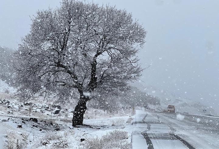 Bingöl-Elazığ karayolunda kar yağışı ulaşımı olumsuz etkiledi