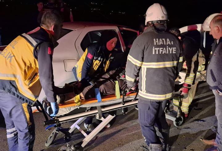 Hatay'da iki otomobil çarpıştı: 4 yaralı